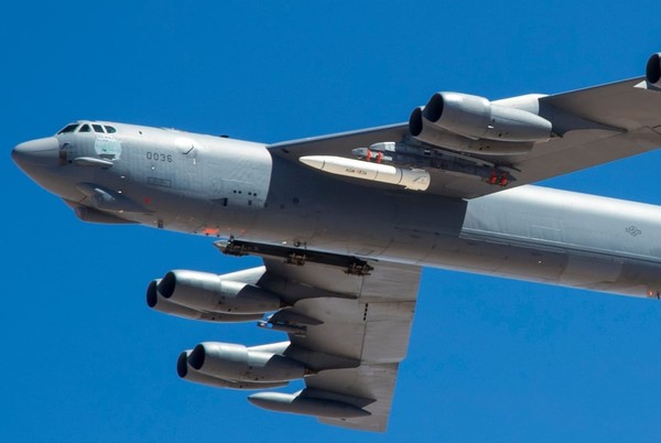 ▲▼ B-52「同溫層堡壘」轟炸機（B-52 Stratofortress）搭載高超音速飛彈「AGM-183A」 。（圖／取自美國愛德華空軍基地）