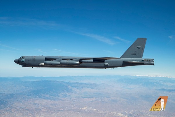 ▲▼ B-52「同溫層堡壘」轟炸機（B-52 Stratofortress）搭載高超音速飛彈「AGM-183A」 。（圖／取自美國愛德華空軍基地）