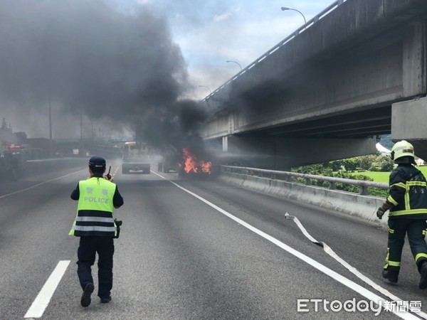 ▲▼國1南下22公里車輛爆胎引發火燒車，大車駕駛後方守護。（圖／記者孫于珊翻攝）