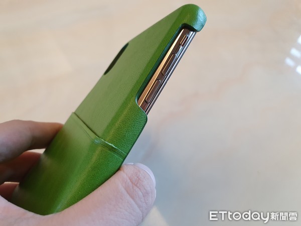 ▲▼iPhone皮革手機殼動手玩。（圖／記者邱倢芯攝）