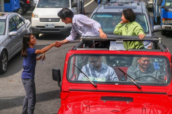 ▲▼賴清德尋找他在車隊遊行中遇到的粉絲。（圖／翻攝自賴清德臉書粉專）