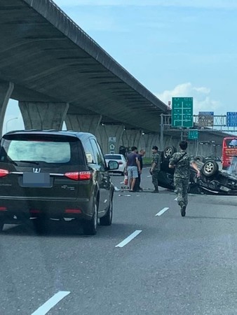 ▲自撞車禍發生後，當時在後的一輛軍用轎車上的軍人，也下來幫忙救人。（圖／翻攝自宜蘭知識＋）