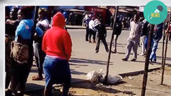 ▲▼南非約翰內斯堡3男性侵2少女，其中一男遭私刑切掉生殖器虐死。（圖／翻攝自YouTube／Live News 247）