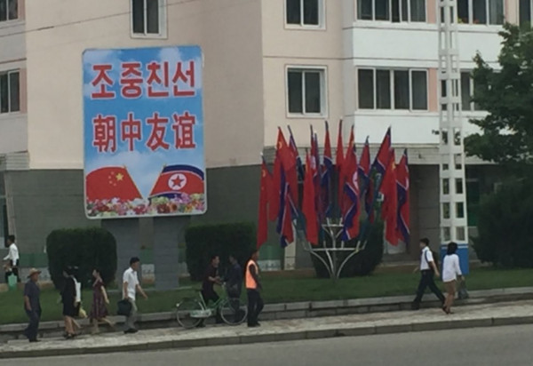 ▲▼  英國駐北韓大使庫魯克斯（Colin Crooks）20日在推特分享平壤市區的照片，街頭掛上五星旗以及標語迎接習近平到訪。（圖／翻攝自推特@ColinCrooks1）