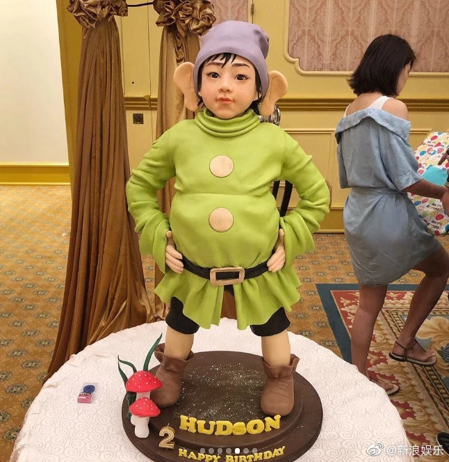 ▲▼吳佩慈為2歲兒子在迪士尼辦生日會。（圖／翻攝自微博／新浪娛樂）
