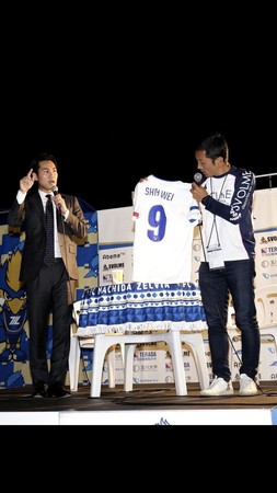 ▲時煒J2當球評台灣第一人，準備中華隊簽名球衣受到球迷歡迎。（圖／時煒提供）