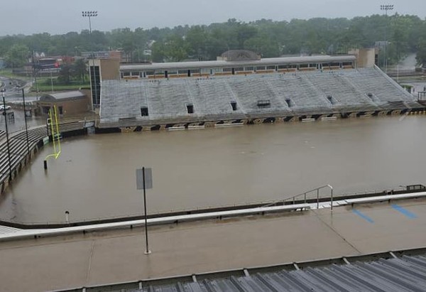 ▲▼西密西根大學球場淹水。（圖／翻攝自Facebook／Rebecca Pavlak-Thiel）