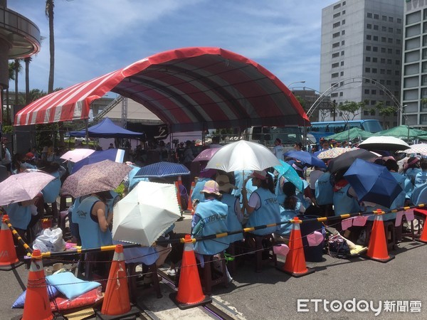 ▲長榮航空空服員在南崁總公司搭起棚架準備長期靜坐爭取權益。（圖／記者沈繼昌攝）