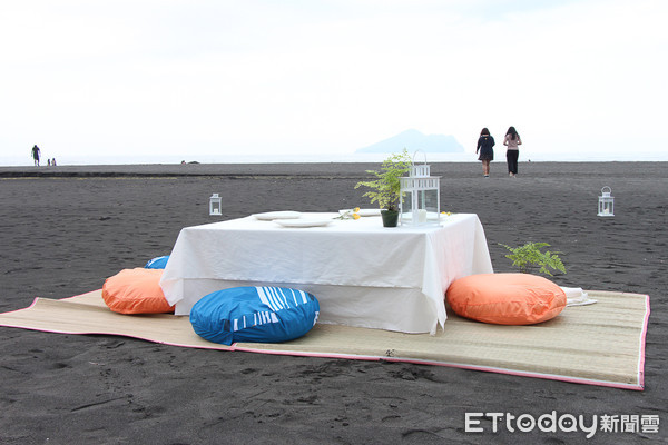 ▲海風與龜山島美景相伴　直接在海灘上用餐的海派食尚餐桌正式開張。（圖／記者黃士原攝）