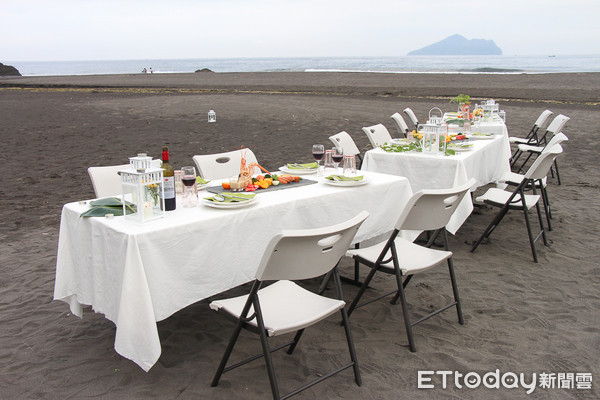▲海風與龜山島美景相伴　直接在海灘上用餐的海派食尚餐桌正式開張。（圖／記者黃士原攝）