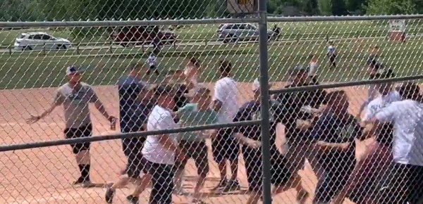 ▲▼Lakewood Police地區舉辦兒童棒球賽，家長卻爆發大亂鬥（圖／翻攝自Twitter／Lakewood Police）