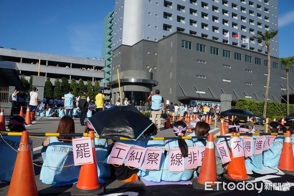 ▲長榮空服員控罷工糾察線有暴力攻擊？桃園市勞動局發聲明說明。（圖／記者楊淑媛攝）