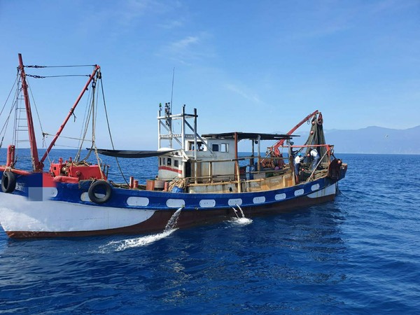 ▲▼宜蘭一艘漁，21日距岸2.6浬違規拖網被送辦。（圖／蘇澳海巡隊提供，下同）