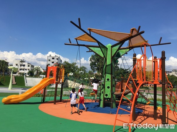 ▲屏東縣和平公園友善兒童、身障與高齡者共融式遊戲場，22日開始試營運。（圖／記者陳崑福翻攝）