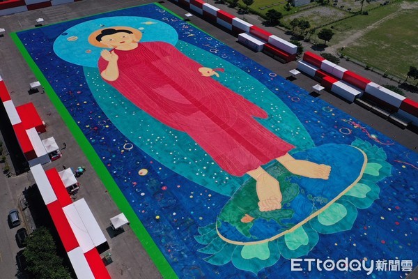 ▲禪畫藝術家洪啟嵩所創作的《世紀大佛》畫作，高168公尺，寬72.5公尺，面積超過12,000平方公尺。（圖／記者王兆麟翻攝，下同）