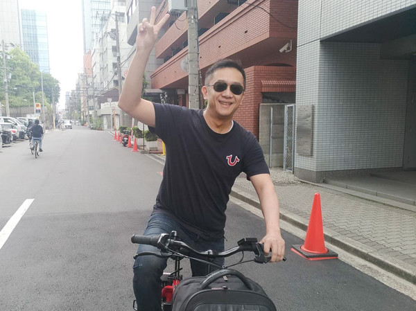 ▲陳昭榮日本大阪直播，電動自行車是他的交通工具。（圖／翰成數位直播提供）