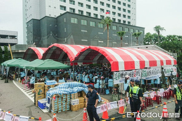 ▲長榮空服員罷工，南崁公司外持續靜坐。（圖／記者林敬旻攝）