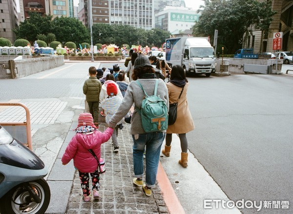 ▲▼小朋友,小孩,兒童,家長,親子,假日,育兒,散步,出遊。（示意圖／記者李毓康攝） 