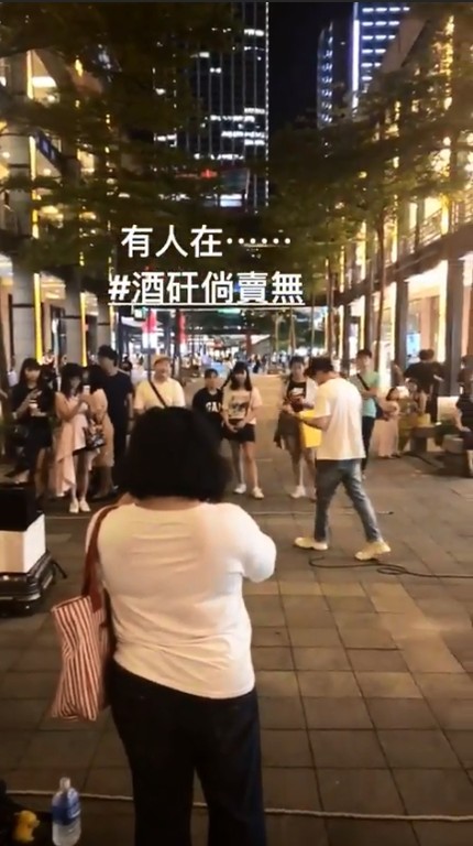 ▲丁噹21日晚間在信義區看見街頭藝人林子安拉琴。（圖／翻攝自丁噹Instagram）