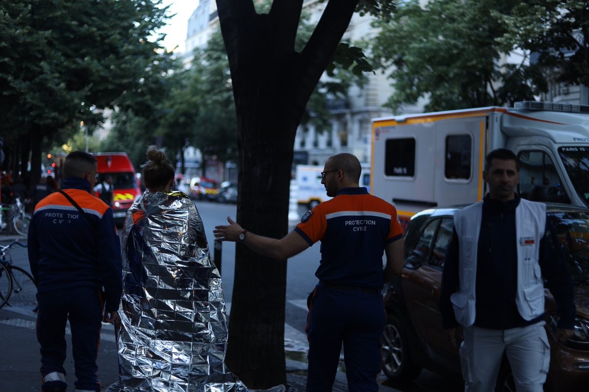 ▲▼巴黎市中心6樓公寓大火，已知3死28輕重傷。（圖／翻攝自推特／PCParisSeine）