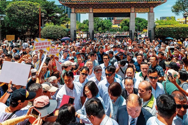 蔡英文初選後人氣明顯回溫，16日她前往台北萬華龍山寺參拜，支持群眾把廟前廣場擠得水洩不通。（總統府提供）