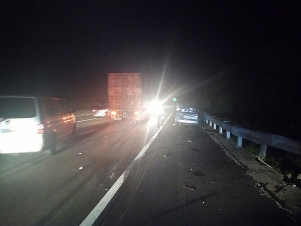 ▲車輛拋錨釀事故　國3深夜發生5車追撞9人受傷車禍。（圖／記者陳凱力翻攝）