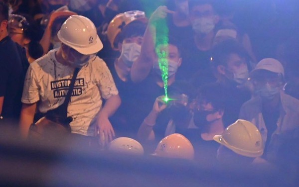 ▲激光掃射眼睛！13名員工延遲送醫　 港警怒斥圍堵示威者：將嚴厲跟進（圖／翻攝臉書「香港警察 Hong Kong Police」）