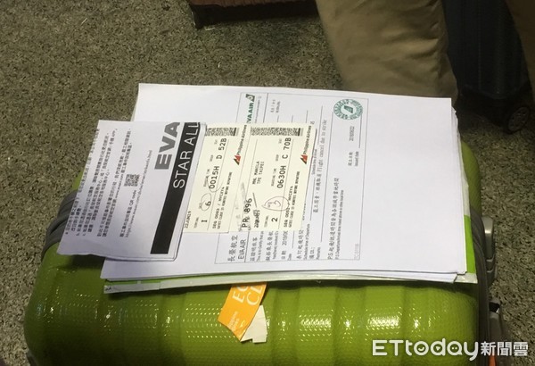 ▲從印尼峇厘島返國旅客提供直飛變轉機機票。（圖／記者沈繼昌攝）