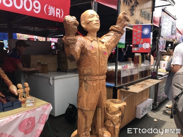 ▲韓國瑜台中造勢場文創小物      。（圖／記者洪靖宜攝）