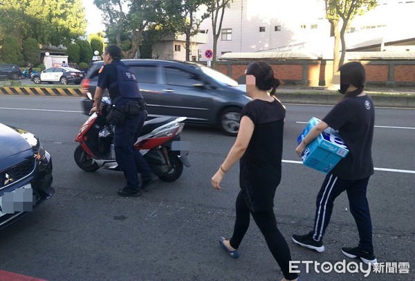 ▲桃園市平鎮區朱姓母女檔，22日外出共乘機車騎到半路沒油，巡警協助推至附近加油站加油。（圖／記者沈繼昌翻攝）