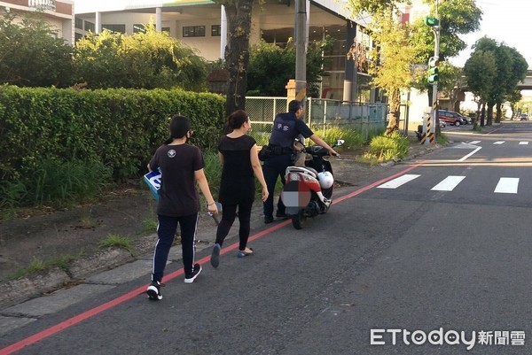 ▲桃園市平鎮區朱姓母女檔，巡警協助推至附近加油站加油。（圖／記者沈繼昌翻攝）