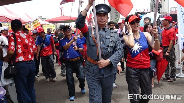 ▲林姓韓粉穿國民革命軍時期的「黃埔軍服」，祝韓國瑜北伐成功」            。（圖／記者吳奕靖攝）