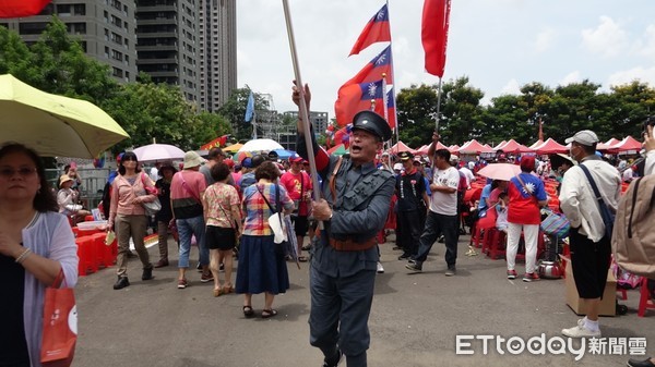 ▲林姓韓粉穿國民革命軍時期的「黃埔軍服」，祝韓國瑜北伐成功」            。（圖／記者吳奕靖攝）