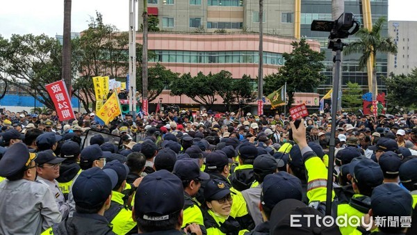 ▲▼北市4年來超過千場陳抗，動員警力數多達45萬人。（圖／記者邱中岳翻攝）