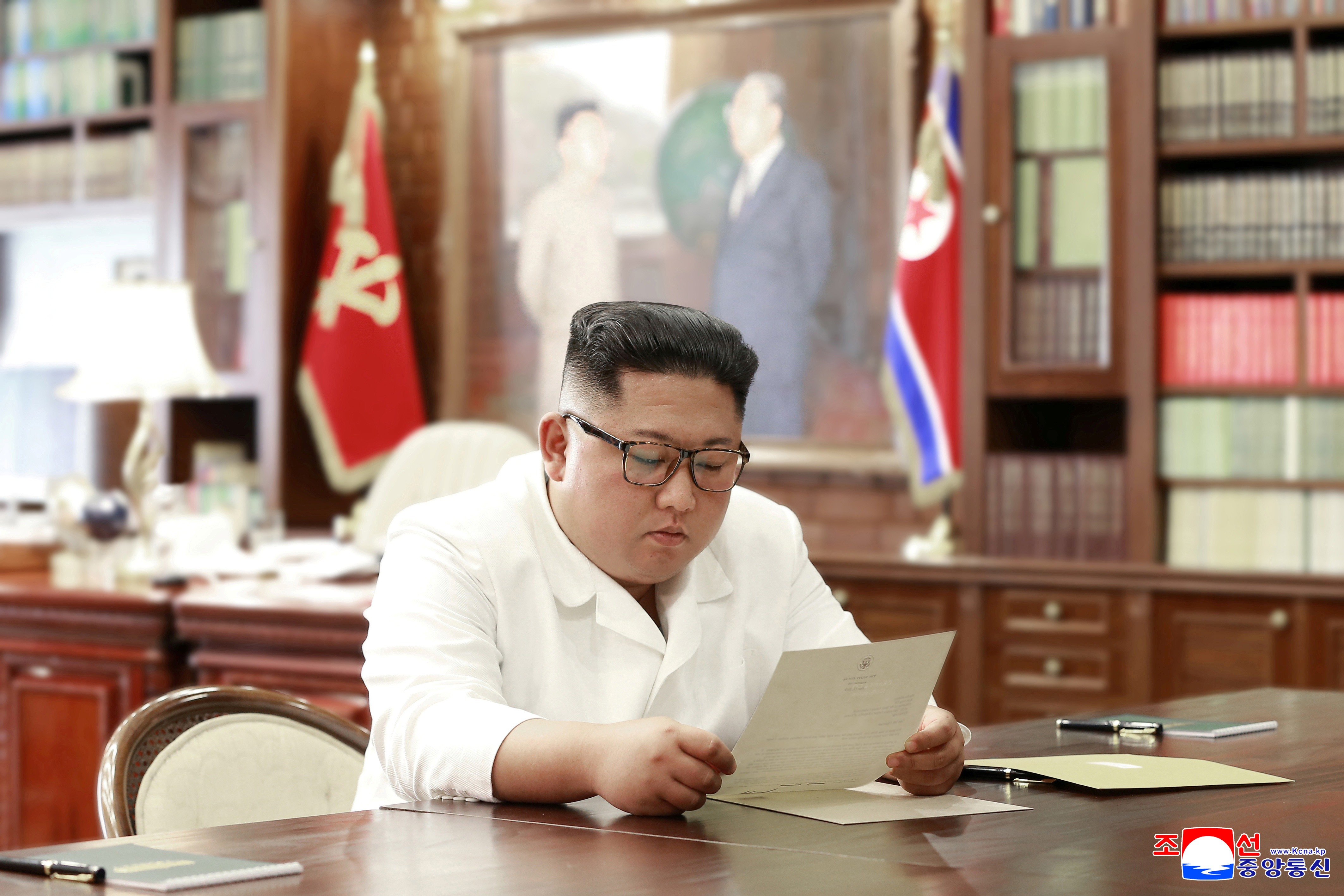 ▲▼北韓領導人金正恩閱讀美國總統川普寄來的信。（圖／路透）