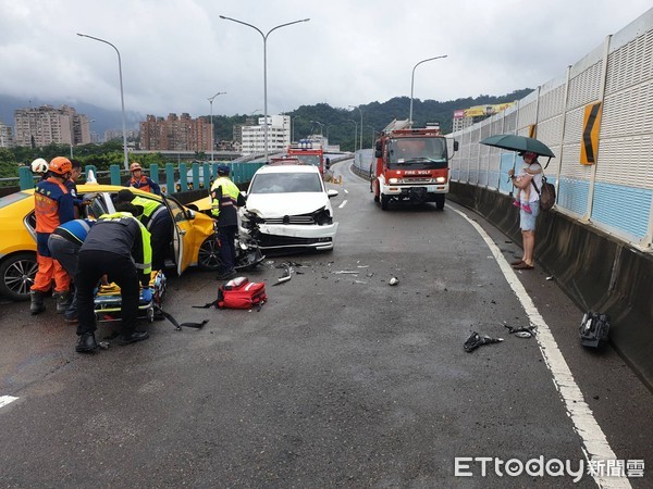 ▲▼白色自小客車逆向開上中安大橋，撞上計程車，造成6人受傷             。（圖／記者陳以昇翻攝）