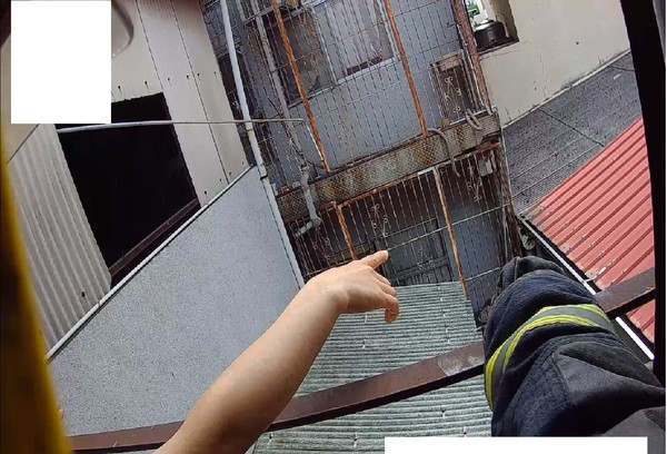 ▲▼國中男童為救受困貓咪，徒手攀爬三樓高陽台。（圖／記者翁伊森翻攝，下同）