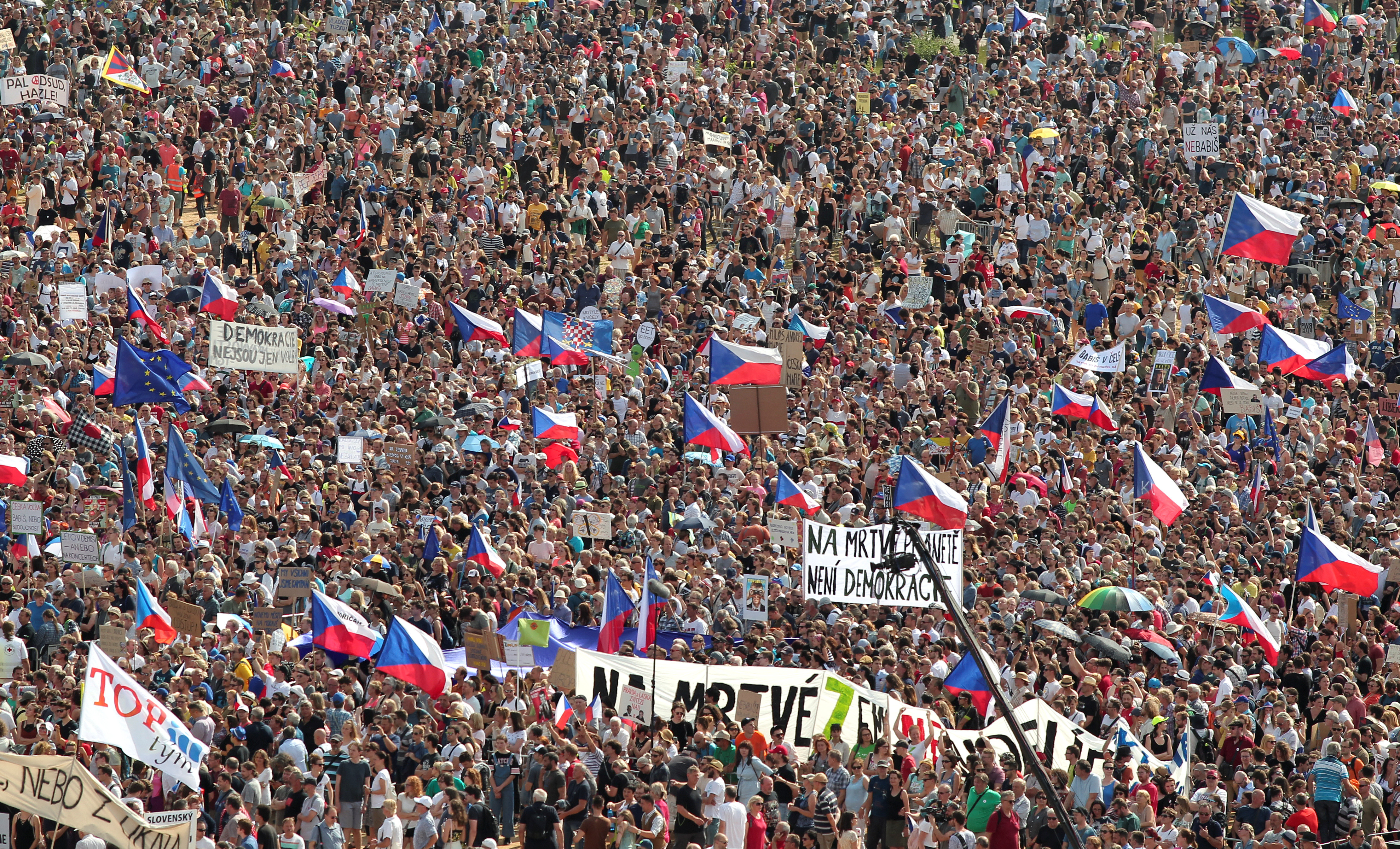 ▲捷克民眾示威抗議，要求總理巴比斯（Andrej Babiš）立即下台，現場抗議人數高達25萬人。（圖／路透社）
