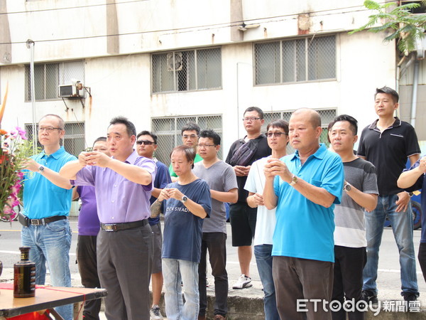 ▲「兩岸聯合紀念民族英雄鄭成功逝世356年公祭暨鄭氏家祭」典禮，在永康區洲仔尾鄭成功墓址紀念碑舉行公祭，由市議員李鎮國（中）主祭。（圖／記者林悅翻攝，下同）