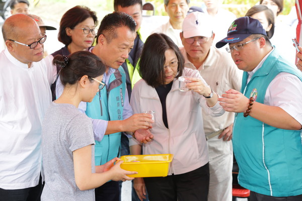 ▲▼ 總統蔡英文南下嘉義，視察秋行軍蟲防疫與馬稠後產業園區。（圖／記者翁伊森翻攝，下同）