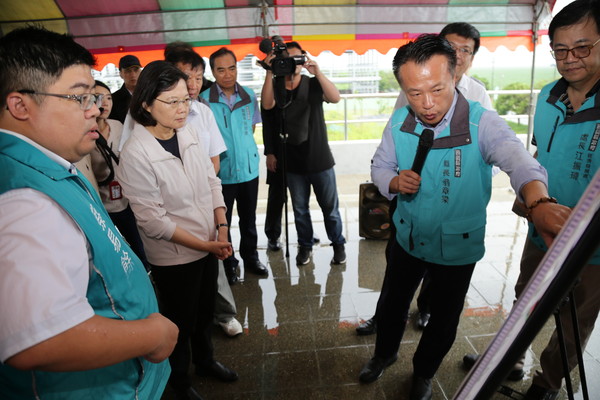 ▲▼ 總統蔡英文南下嘉義，視察秋行軍蟲防疫與馬稠後產業園區。（圖／記者翁伊森翻攝，下同）