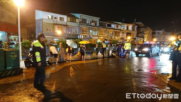 ▲▼台中大雨滂沱…疑有民眾失足「墜南屯溪」！警消冒雨設攔截點搜救。（圖／記者莊智勝翻攝）