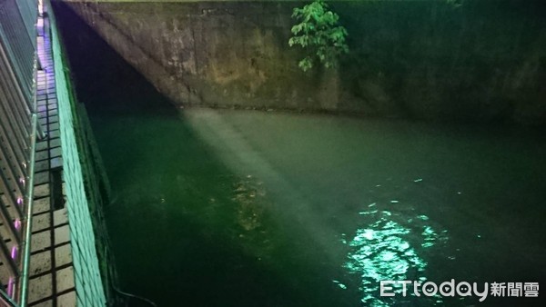 ▲▼台中大雨滂沱…疑有民眾失足「墜南屯溪」！警消冒雨設攔截點搜救。（圖／記者莊智勝翻攝）