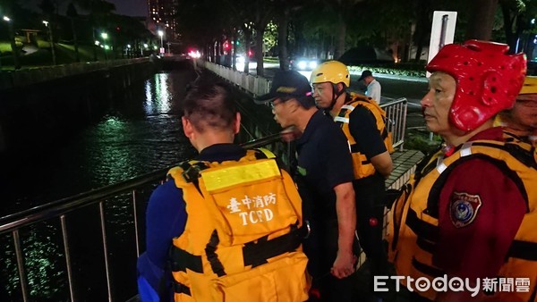 ▲▼台中大雨滂沱…疑有民眾失足「墜南屯溪」！警消冒雨設攔截點搜救。（圖／記者莊智勝翻攝）