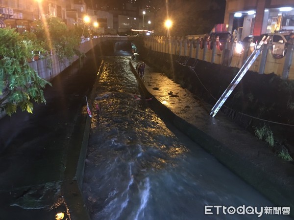 ▲▼台中大雨滂沱…疑有民眾失足「墜南屯溪」！警消冒雨設攔截點搜救。（圖／記者莊智勝翻攝）