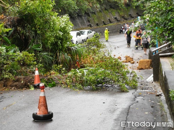 ▲▼汐止秀山路坍方。（圖／記者黃克翔攝）