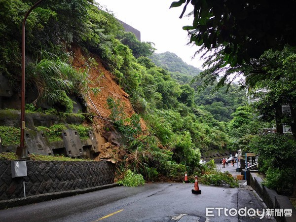 ▲▼汐止秀山路坍方。（圖／記者黃克翔攝）