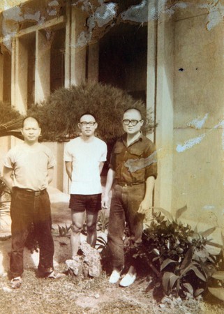 陳欽生（中）在綠島與牢友的合照，左右二位都是跟他一樣來自馬來西亞被判刑的政治犯。（陳欽生提供）