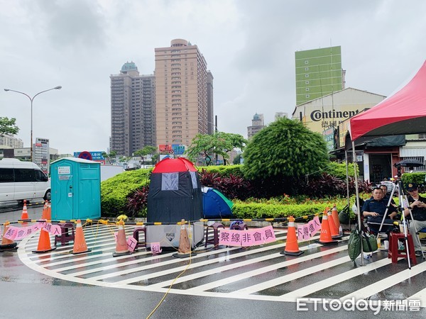 ▲▼ 長榮空服高空抗爭高台撤除。（圖／記者蔡玟君攝）