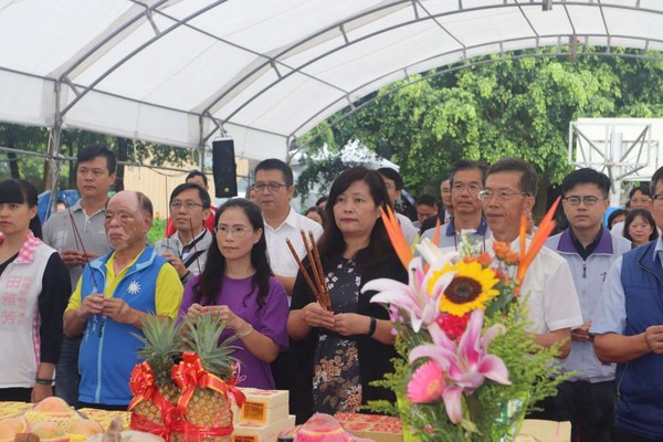 ▲新竹市副市長沈慧虹帶領大家上香祈福。（圖／新竹市政府提供）